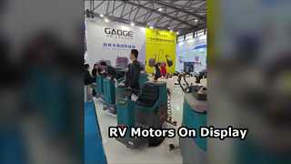 บนพื้น: มอเตอร์ของเราในนิทรรศการ